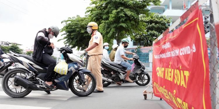 Nhiều chốt kiểm soát dịch ở TP.HCM được tái lập, người dân bị kiểm tra ngẫu nhiên